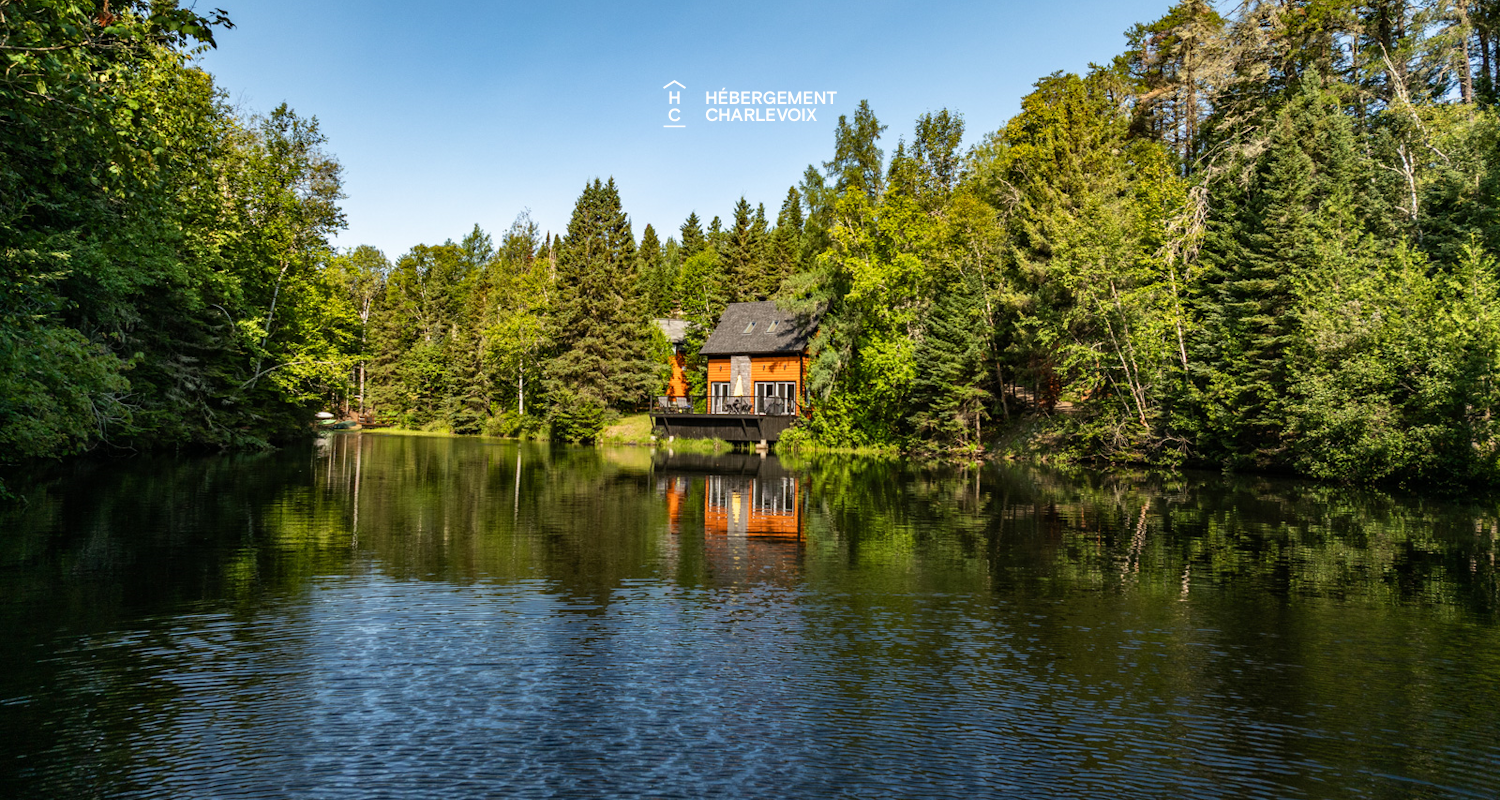 NAF-256 - Cottage on the edge of a lake with trail, waterfall and pond